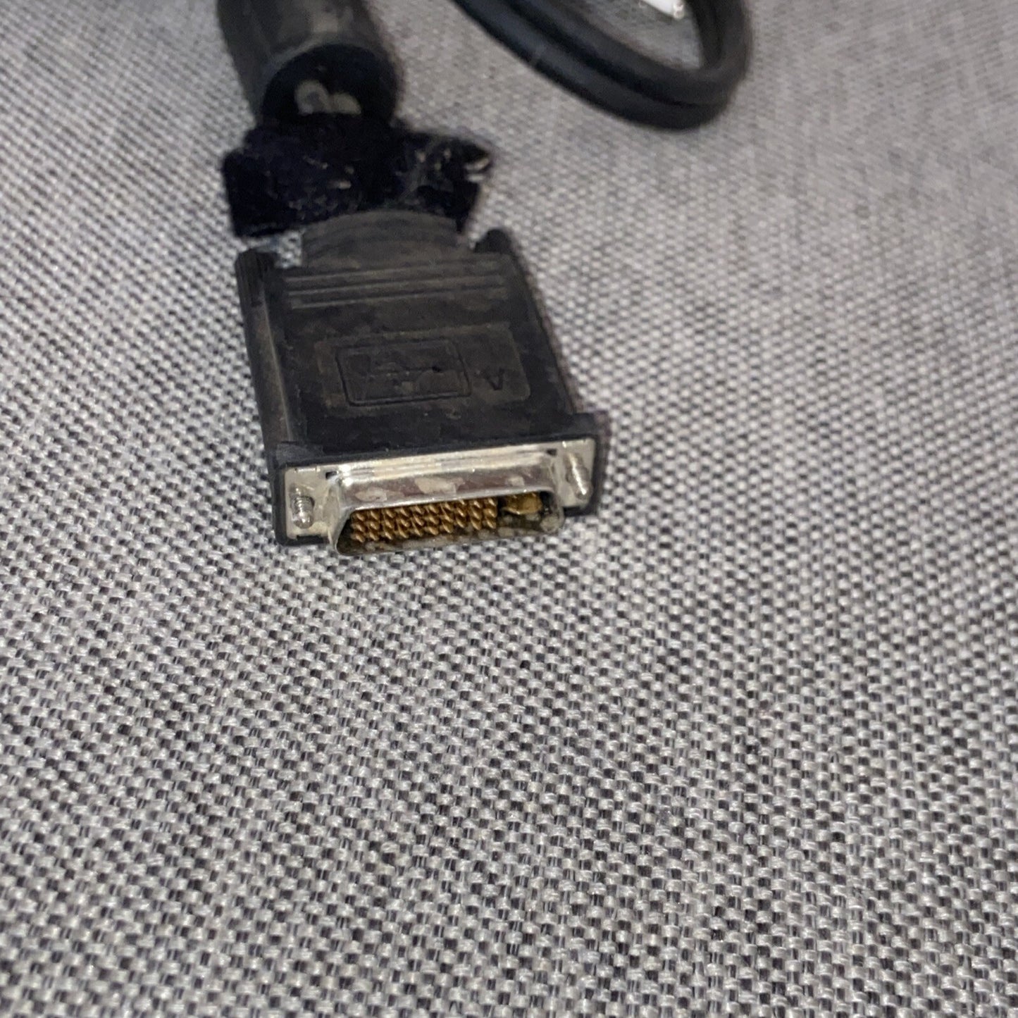 548300